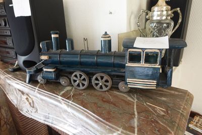 un petit train posé sur une table en marbre