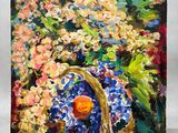 une peinture à l'huile représentant un panier de fleurs posé sur une table