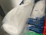 un bac en plastique rempli d'objets en plastique posé sur un comptoir