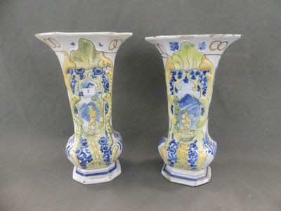 deux vases ornés de motifs bleus et jaunes