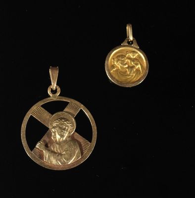 deux pendentifs en or représentant Jésus et une croix