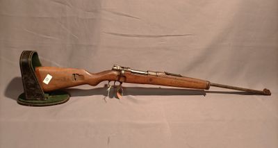 un vieux fusil avec un manche en bois sur fond blanc