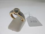 une photo d'une bague en diamant sur laquelle est posée une étiquette de prix