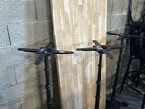 une planche de surf posée sur un support