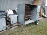 de nombreuses poubelles dans la cour