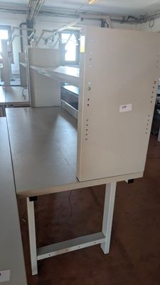 une photo d'un espace de laboratoire avec une table et des armoires