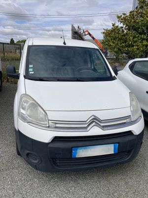 une camionnette blanche garée dans un parking à côté d'autres voitures