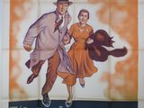 une vieille affiche de cinéma représentant un homme et une femme en train de courir