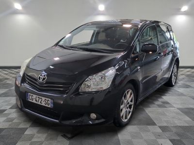 une photo d'une Toyota Sienna noire garée dans un garage