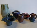 de nombreux types de vases sur la table