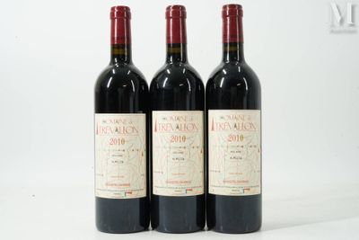 trois bouteilles de vin rouge sont alignées sur une surface blanche