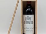 une bouteille de vin rouge dans un coffret en bois