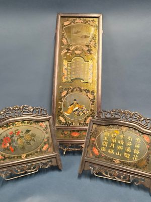 ASIE Réunion de cinq panneaux en verre, scènes asiatiques pe…