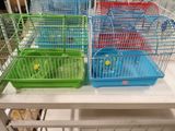 de nombreuses cages posées sur une table