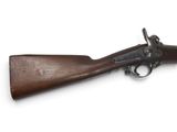 un vieux pistolet avec un canon en bois et une crosse en bois