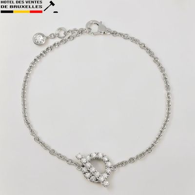 gros plan d'un bracelet en diamant sur fond blanc