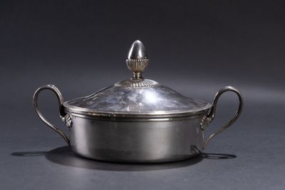 une cocotte ancienne en métal argenté, avec couvercle et poignées