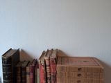plusieurs vieux livres sont empilés sur une table