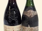 deux bouteilles de vin posées l'une à côté de l'autre sur une table
