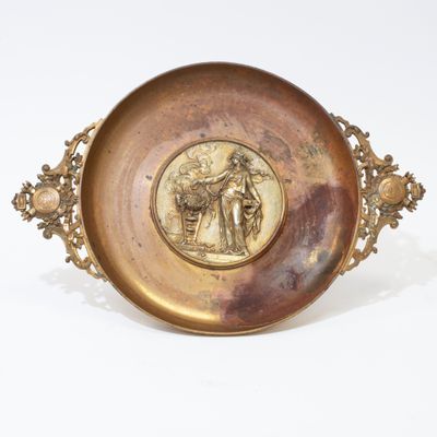 Susse Frères. Coupe à oreille à médaillon central représenta…