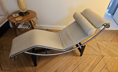 une photo d'une chaise longue dans un salon
