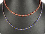un collier de perles multicolores sur un mannequin, un mannequin, un mannequin, un mannequin, un mannequin, un mannequin, un mannequin, un mannequin
