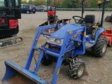 un tracteur bleu et un tracteur rouge sur un parking