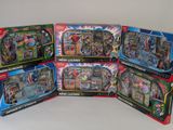 Plusieurs types de jouets sont alignés les uns à côté des autres sur une surface blanche.