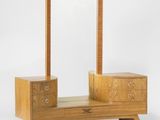 une photo d'une commode en bois avec un miroir et des tiroirs