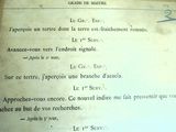 un vieux livre écrit posé sur une table