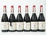 six bouteilles de vin sont alignées sur une surface blanche