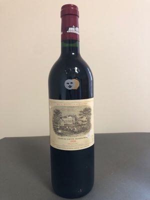 une bouteille de vin posée sur une table
