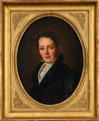 portrait d'un homme vêtu d'un manteau noir et d'une chemise blanche