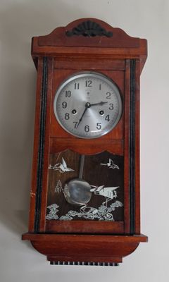 une horloge accrochée au mur, près du mur