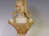 buste en marbre représentant une femme aux cheveux longs, vêtue d'une robe marron