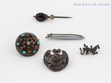 plusieurs types de bijoux sont présentés sur une surface blanche