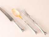 trois fourchettes, une cuillère et un couteau sur une table
