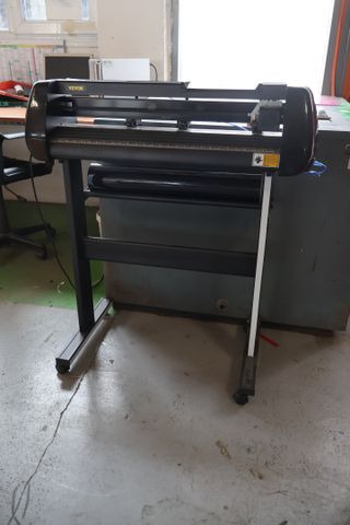 Plotter de découpe VEVOR avec ordinateur écran, clavier et souris