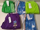 quatre paires de shorts de tennis pour homme dans un sac en plastique