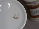 a close up of a white bowl with the word dit on it