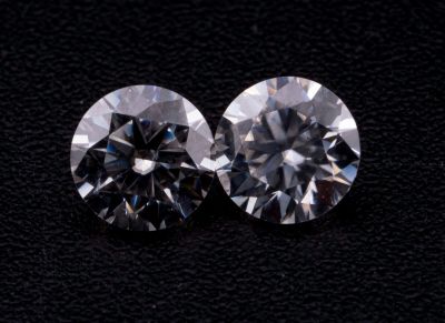 deux diamants taille ronde sur un fond noir