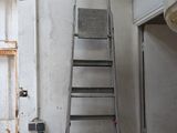 une échelle adossée au mur d'une pièce
