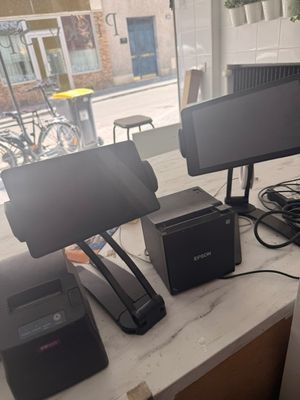 un bureau sur lequel se trouvent de nombreux appareils électroniques