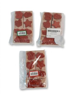 trois paquets de viande sont emballés dans des sacs en plastique, posés sur une surface blanche