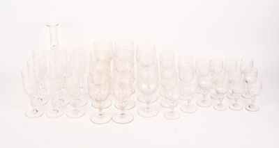 un grand nombre de verres à vin vides posés sur une table