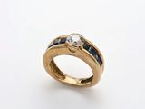une image d'une bague en diamant et saphir sur fond blanc