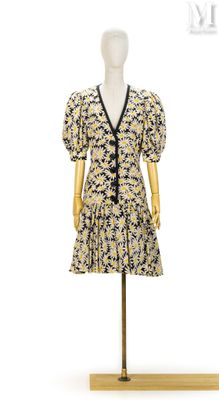 une robe jaune et noire posée sur un mannequin, sur fond blanc