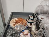 un plateau rempli d'assiettes et de verres posé sur une table