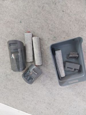 une petite boîte contenant une brosse à dents et d'autres objets, posée par terre