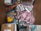 une boîte en carton remplie d'objets divers et d'un canard en caoutchouc